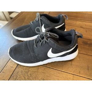 Nike Roshe Run Womens Black And White Size 9.5 Running Run‎ Shoes Shoe